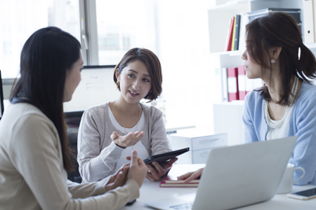 家事代行倶楽部の三人の女性運営スタッフが会社で打ち合わせをしている