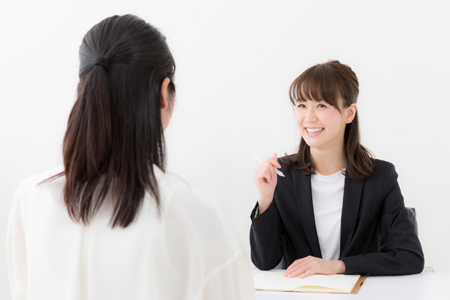 家事代行倶楽部の女性面接官とハウスキーパーへの応募者が面接をしている