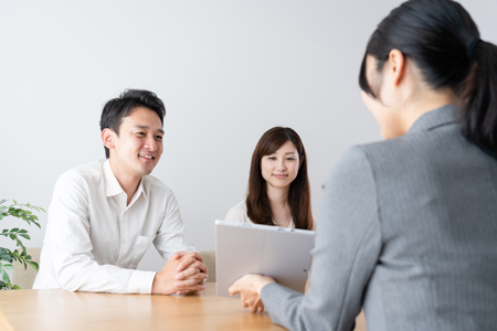 家事代行倶楽部の女性運営スタッフがお客様にトラブルの説明をしている