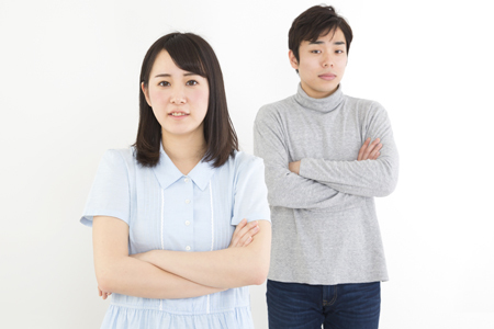 家事に手が回らず困っている若い夫婦