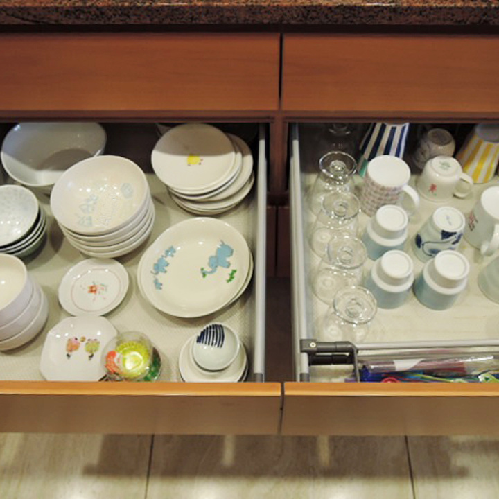 整理収納サービスで整えた引き出し収納の食器