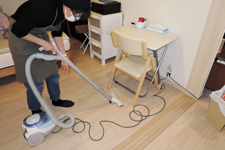 家事代行倶楽部のハウスキーパーがご訪問先で掃除機を掛けている