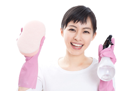 家事代行倶楽部のハウスキーパーがスポンジと洗剤を持って掃除をしている