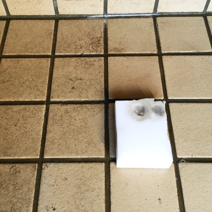 玄関タイルの黒ずみ落とし