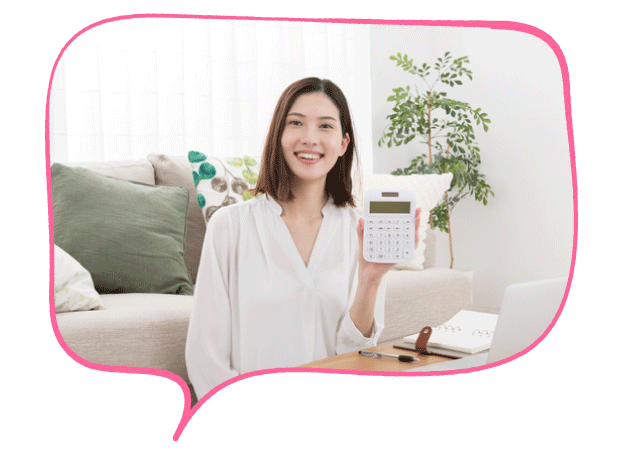 笑顔の女性が計算機を手にしている