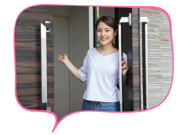 女性が玄関を開けて人を招いている