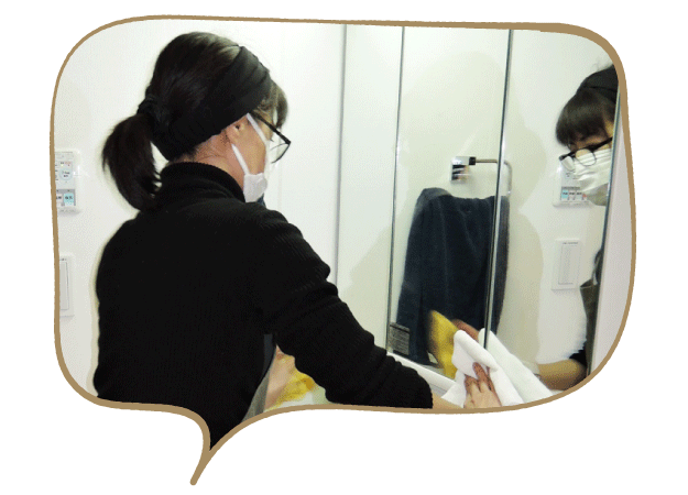 家事代行俱楽部のハウスキーパーが洗面所の掃除をしている