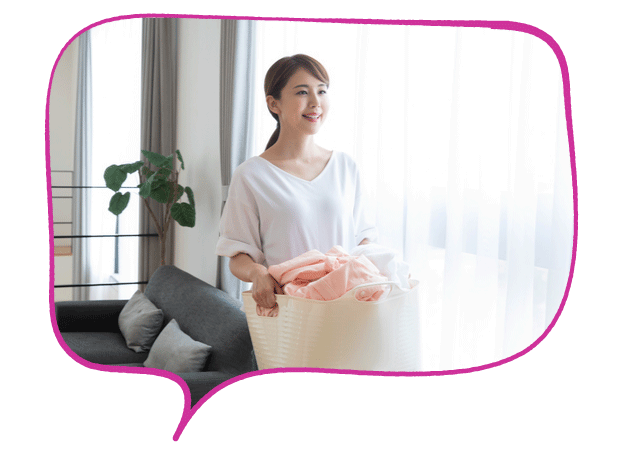 洗濯物を運んでいる女性