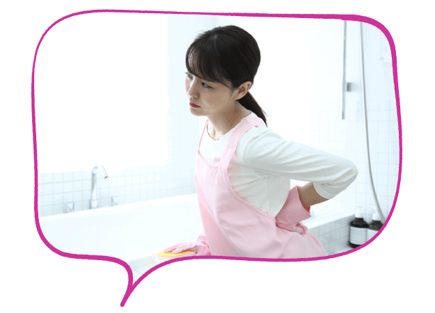 お風呂掃除をしながら腰に手を当てて疲れた様子の女性