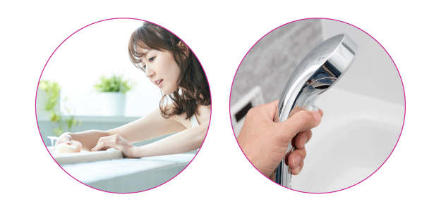 「お風呂上がりのついでに浴槽をスポンジで磨いている女性」と「お風呂上がりのついでに壁や床の汚れをシャワーで洗い流している様子」