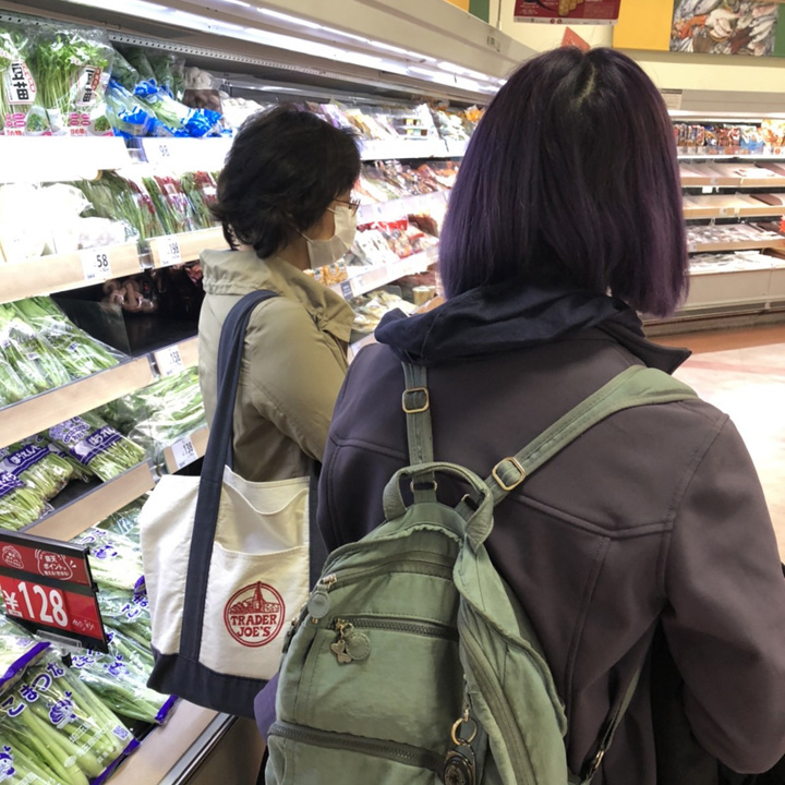 新人ハウスキーパーがスーパーでトレーナーと一緒に食材のお買い物をしている