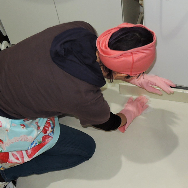 ハウスキーパーが丁寧に床拭きしている